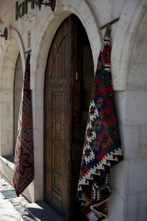 Comment les techniques de pointe sont-elles appliquées dans la restauration de tapisseries médiévales ?